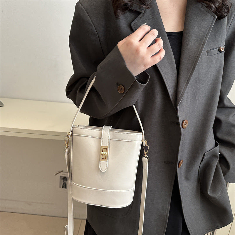 Hand Holding Bucket  Women's One Shoulder Crossbody Bag