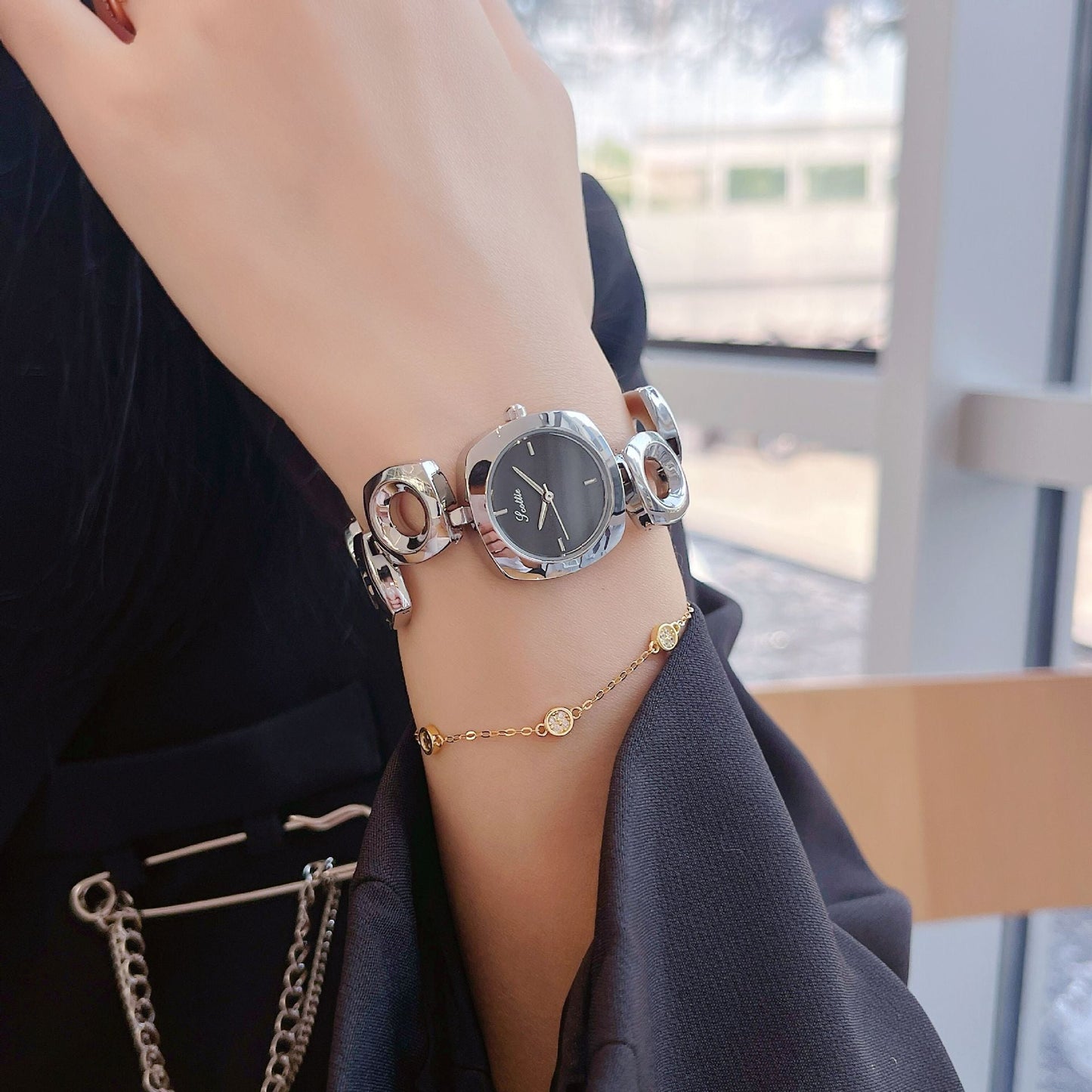 Women's Irregular Hollow-out Gold Fashion Good-looking Bracelet Watch